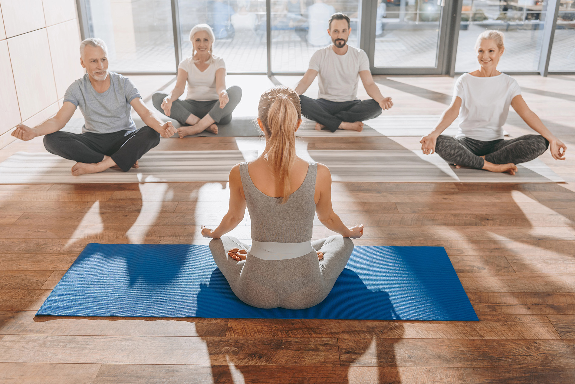 Gruppo durante lezione di yoga a Cinisello Balsamo
