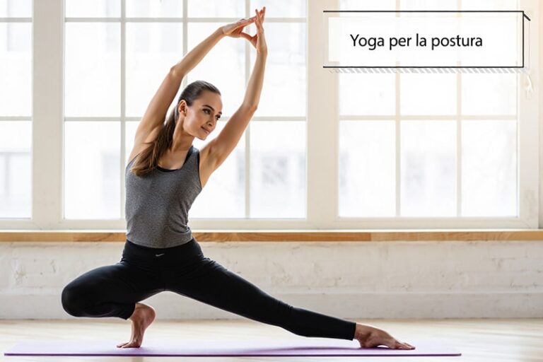 Donna che pratica yoga in posizione laterale su un tappetino in una stanza luminosa, con un cartello con scritto "Yoga per la postura" sulla parete.